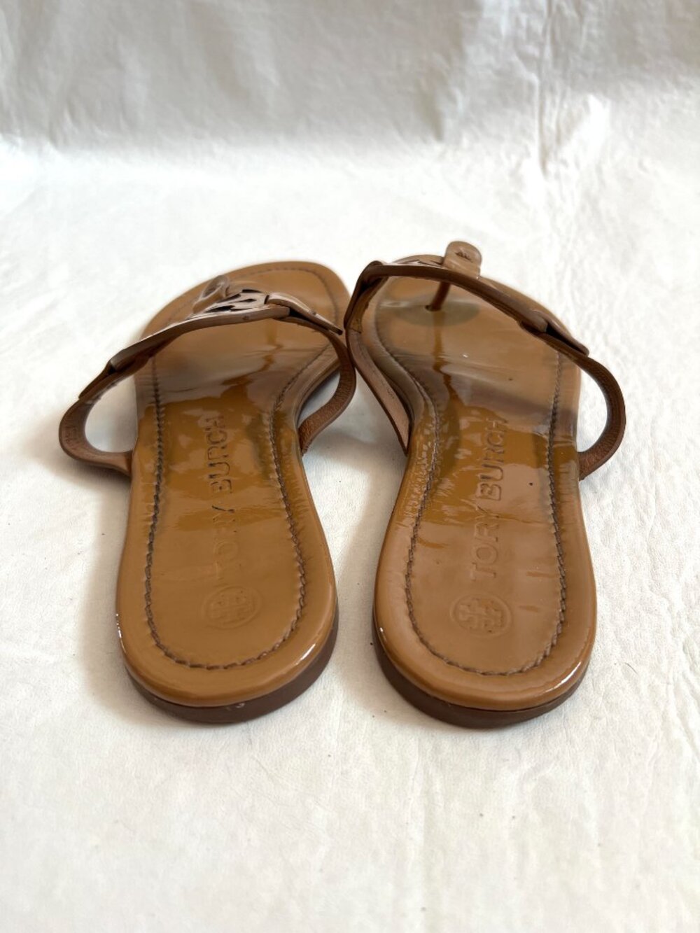 Tory Burch sandals miller flat flip flop tan patent leather size 8 monogram - Picture 4 of 12